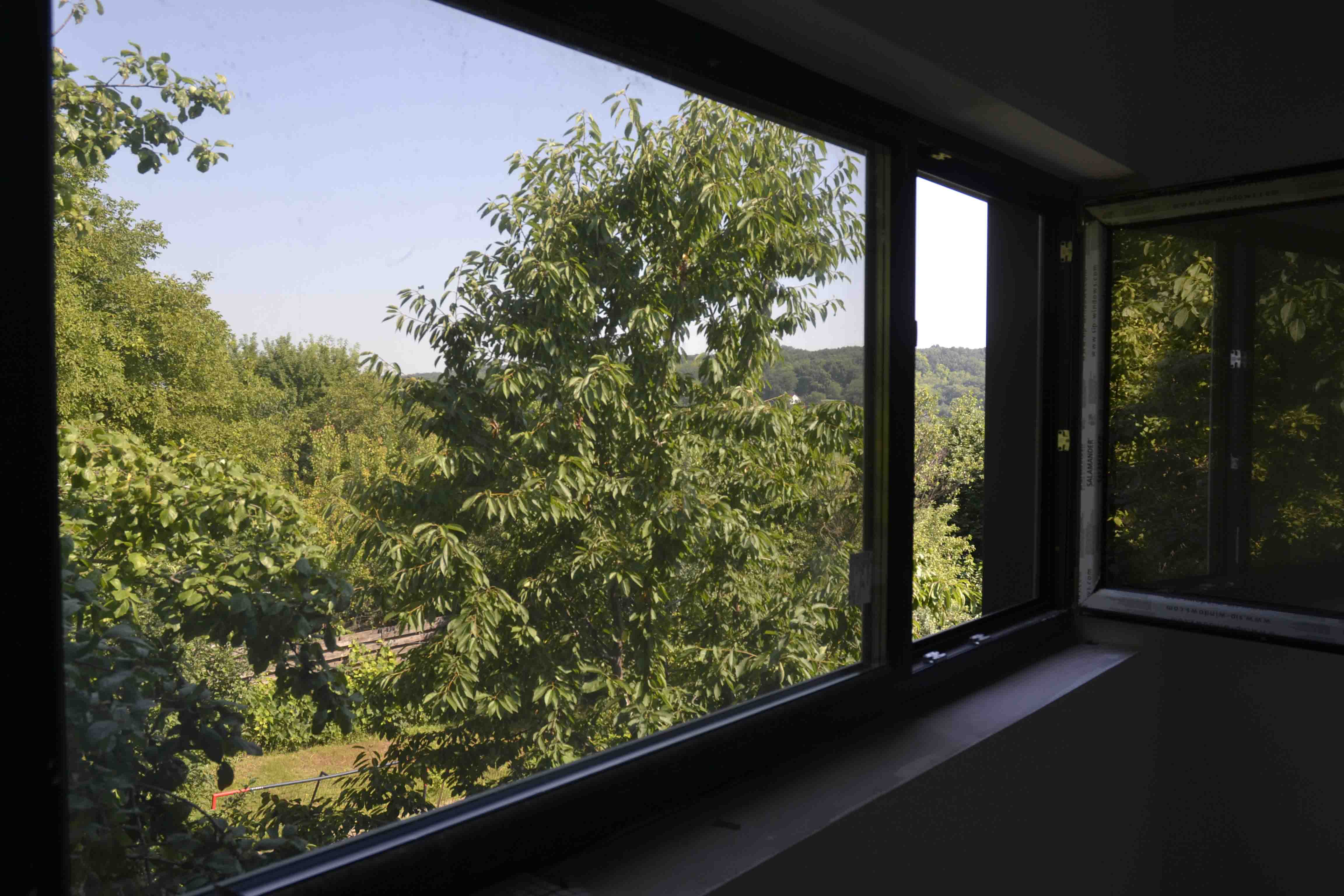 Poza cu vederea de pe un geal al casei.